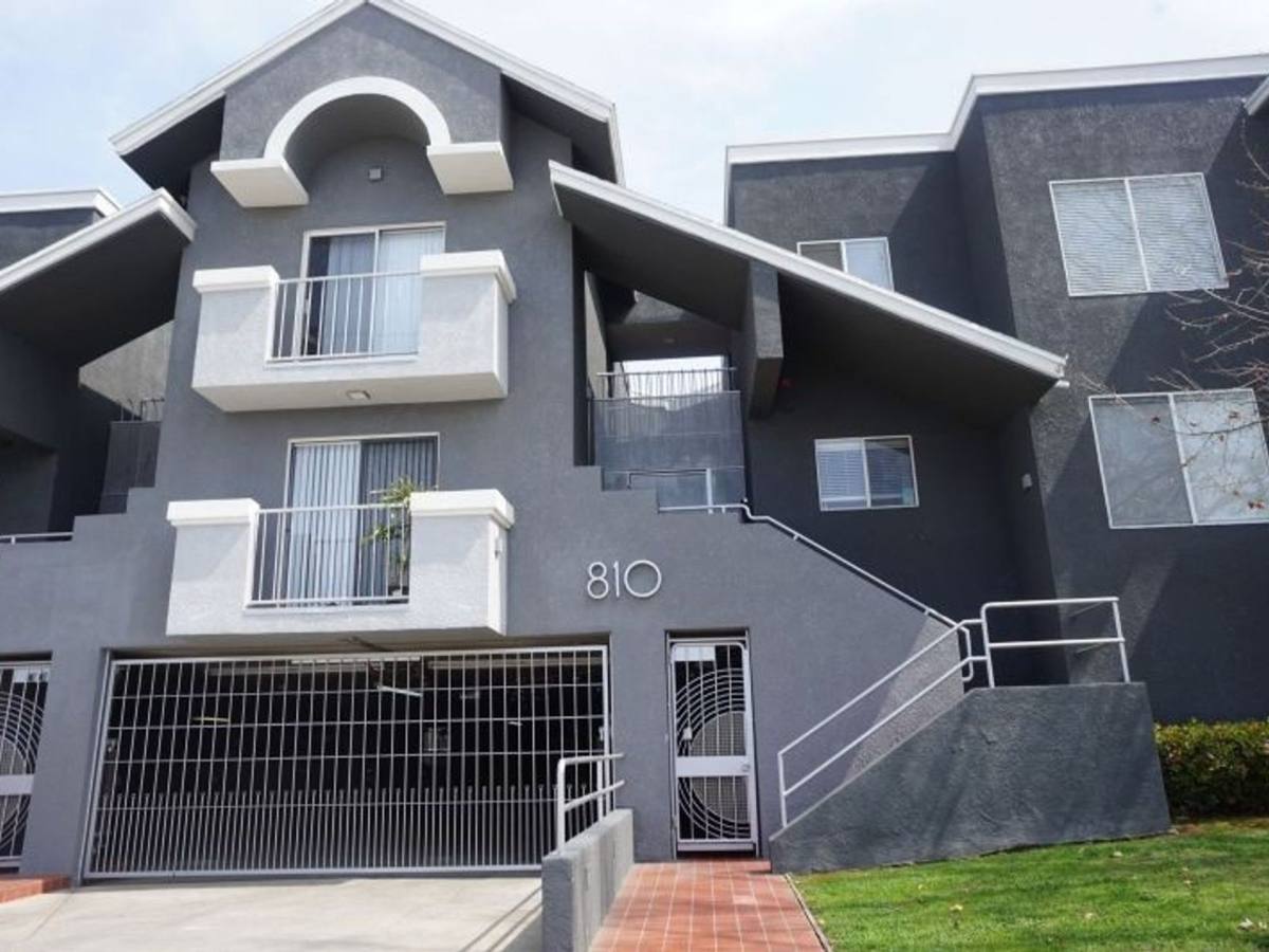 Apartment for rent at 810 Crenshaw Blvd, Los Angeles, CA 90005