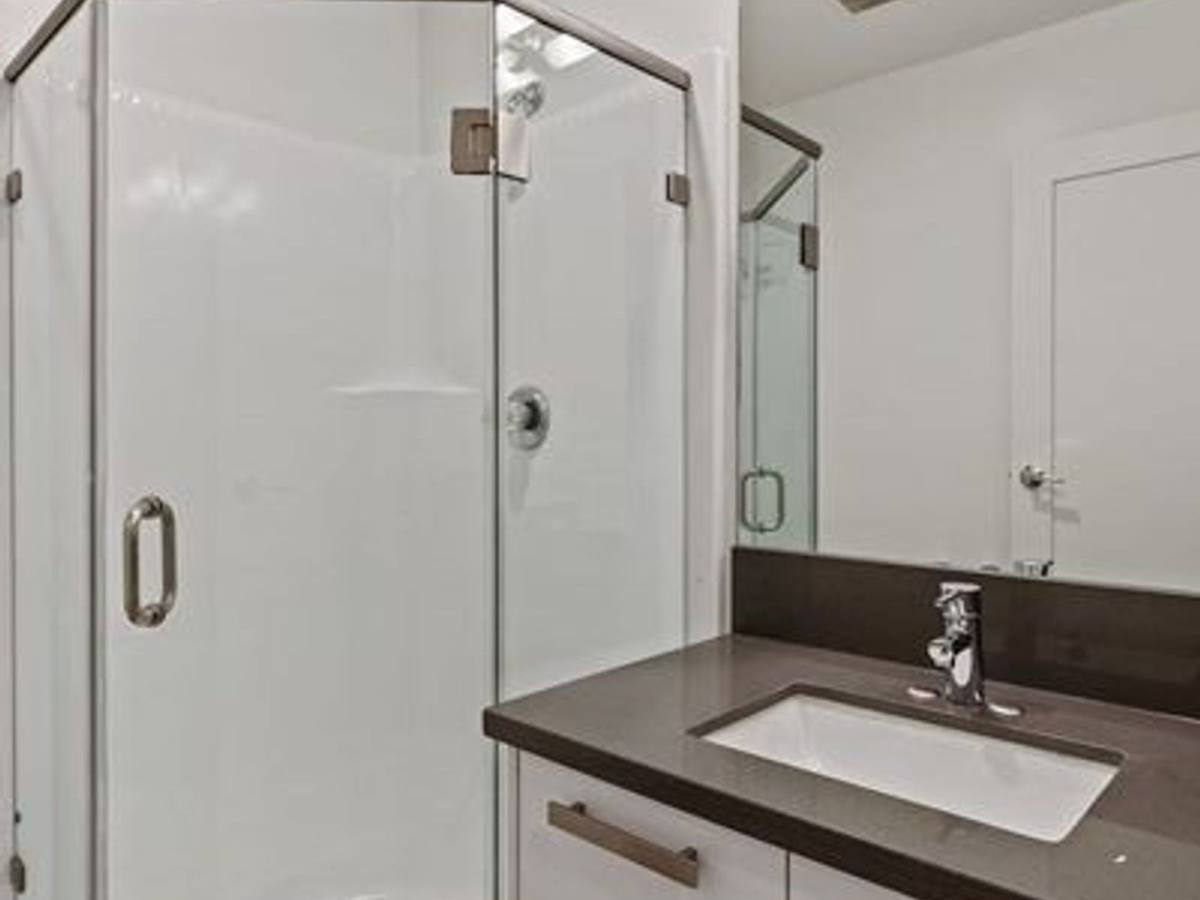 Apartment for rent at 810 Crenshaw Blvd, Los Angeles, CA 90005