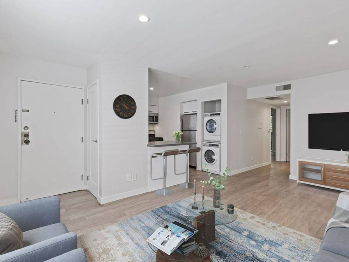 Apartment for rent at 810 Crenshaw Blvd, Los Angeles, CA 90005