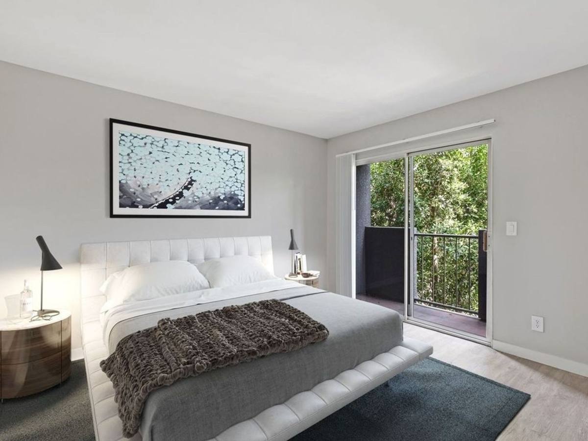 Apartment for rent at 810 Crenshaw Blvd, Los Angeles, CA 90005
