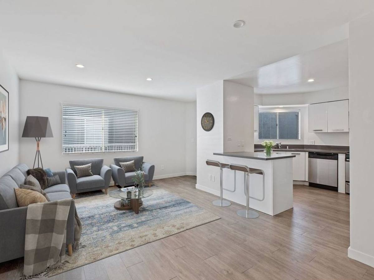 Apartment for rent at 810 Crenshaw Blvd, Los Angeles, CA 90005