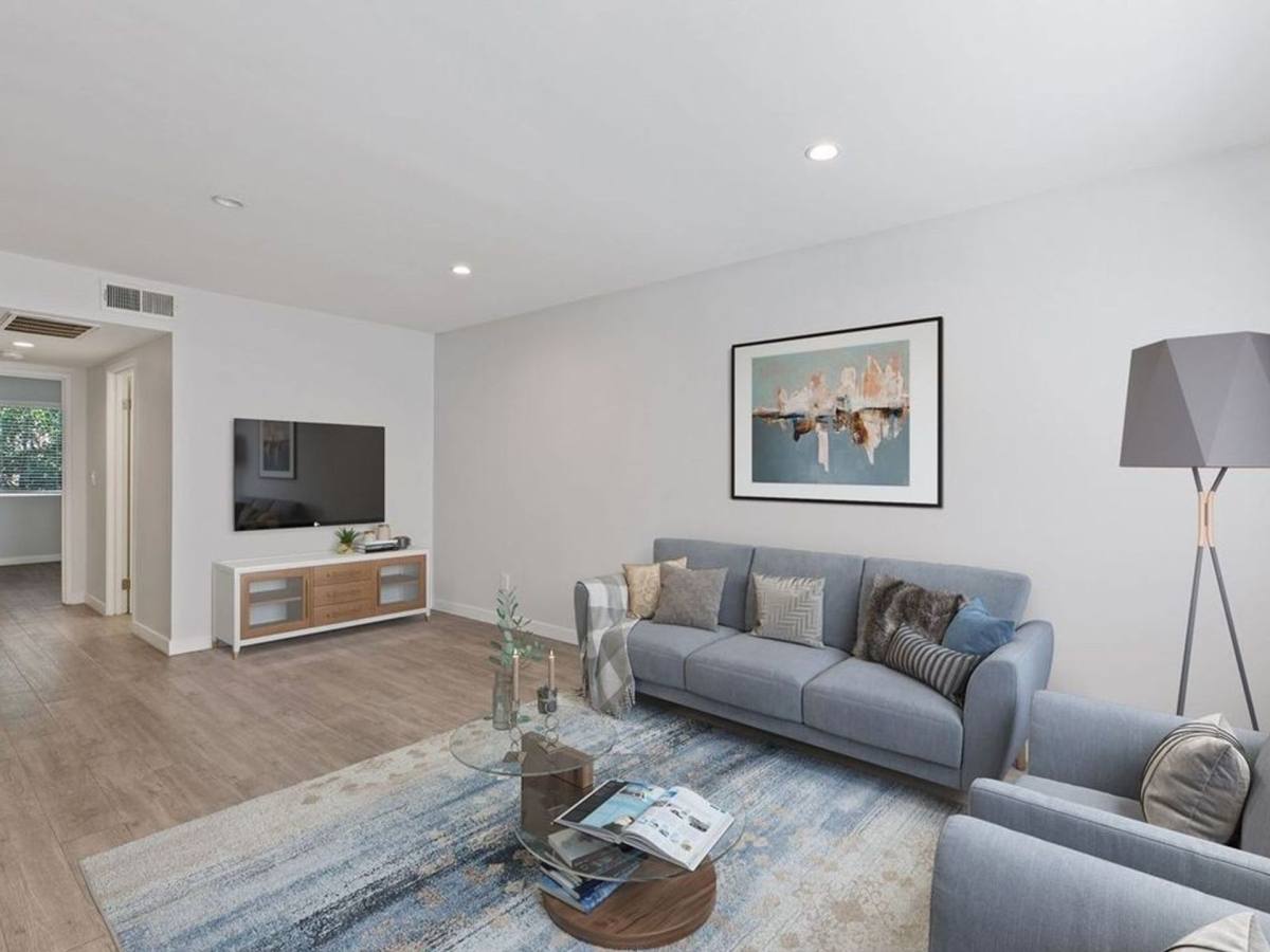 Apartment for rent at 810 Crenshaw Blvd, Los Angeles, CA 90005