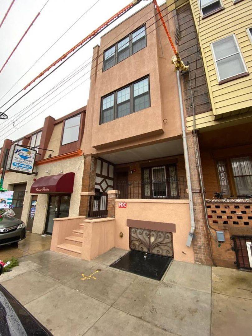 Apartment for rent at 826 Reed St, Philadelphia, PA 19147