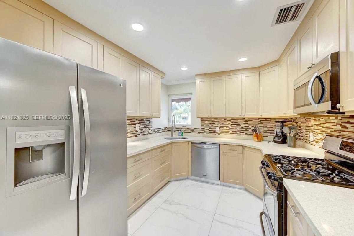 House for rent at 1020 N 13th Terrace, Hollywood, FL 33019