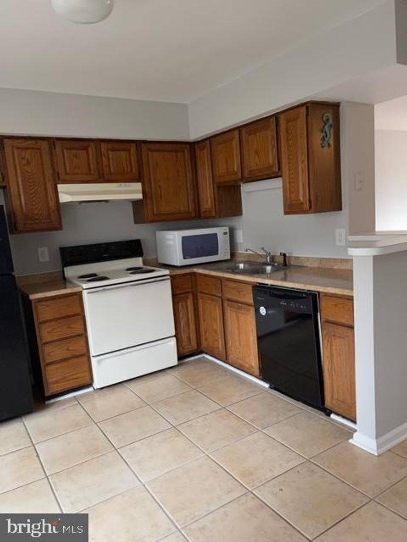 Townhouse for rent at 5003 9th St S, Arlington, VA 22204
