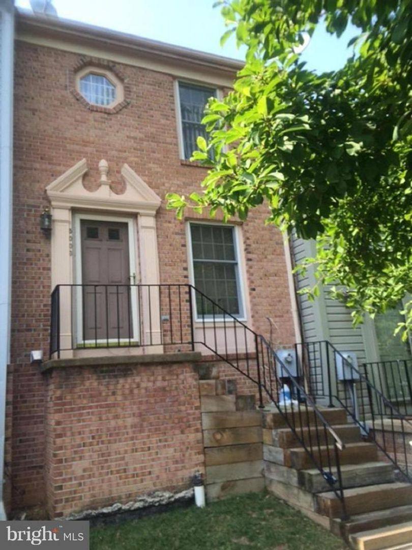 Townhouse for rent at 5003 9th St S, Arlington, VA 22204