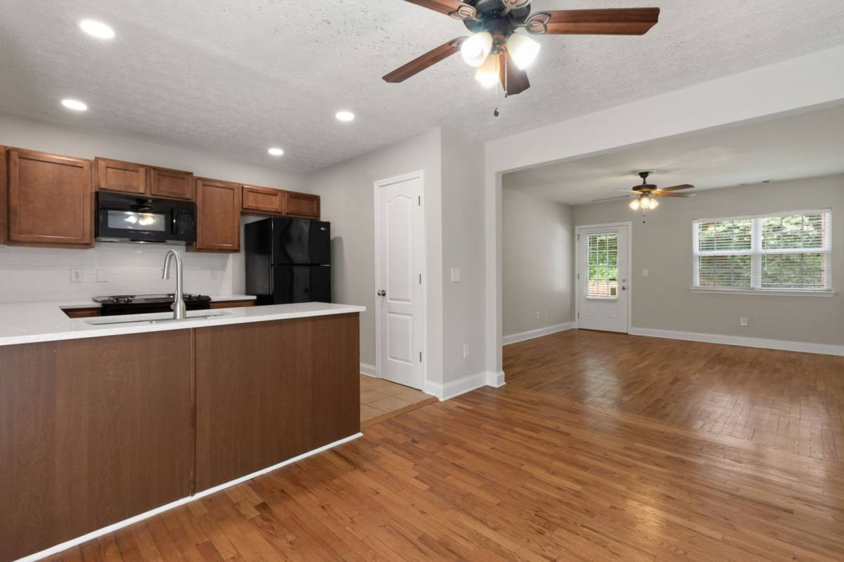 Apartment for rent at 565 N Ave, Gainesville, GA 30501