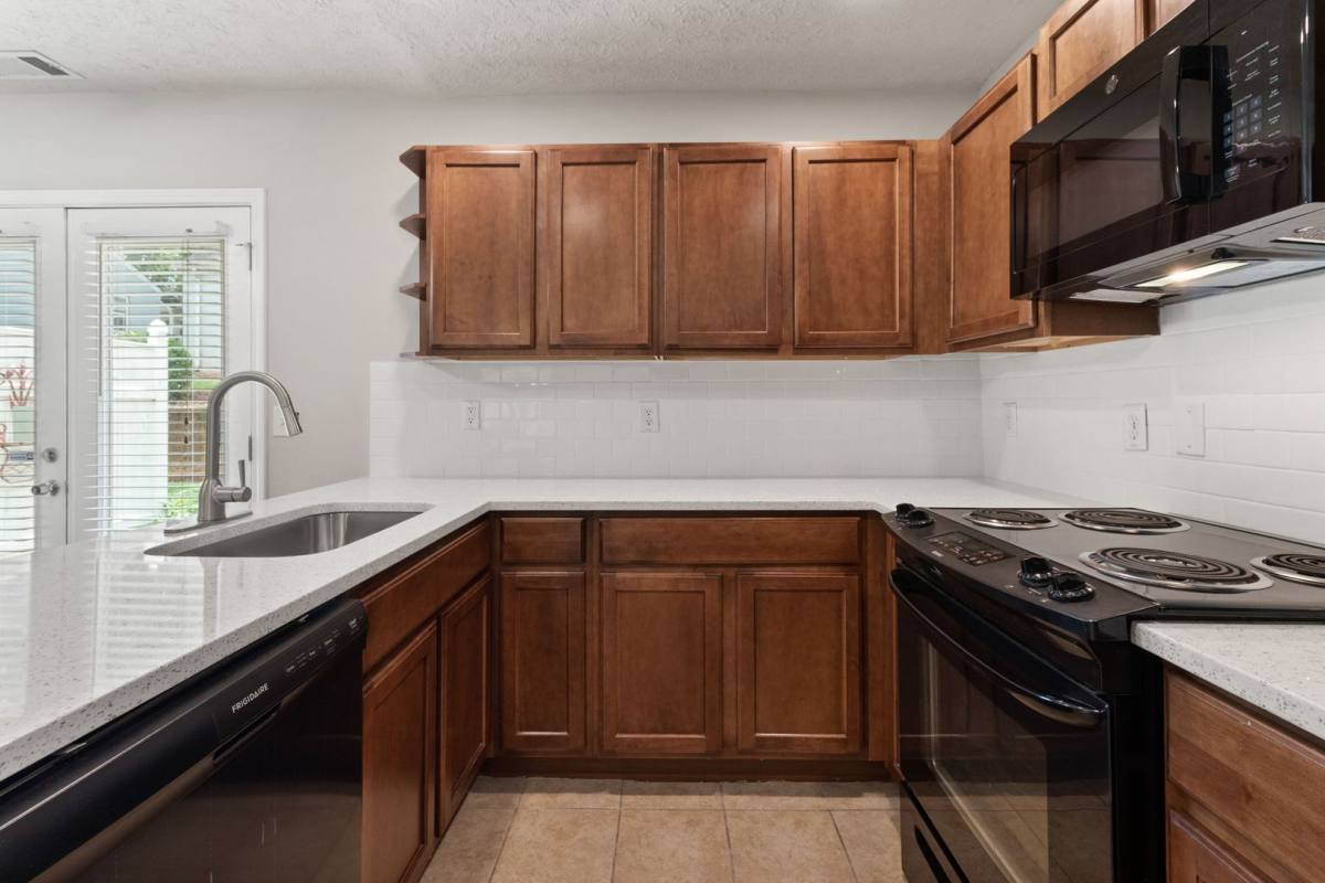 Apartment for rent at 565 N Ave, Gainesville, GA 30501