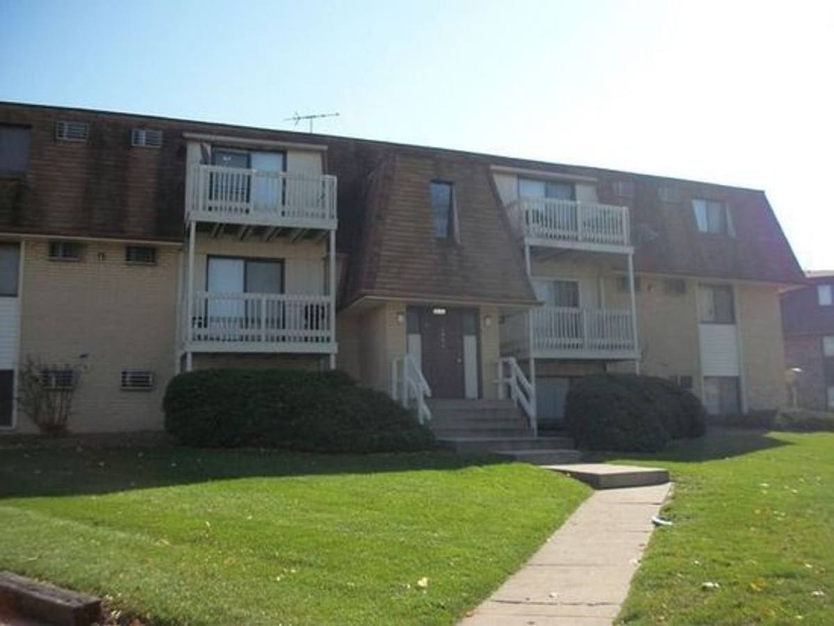 Apartment for rent at 1448 Pioneer Rd, Crest Hill, IL 60403