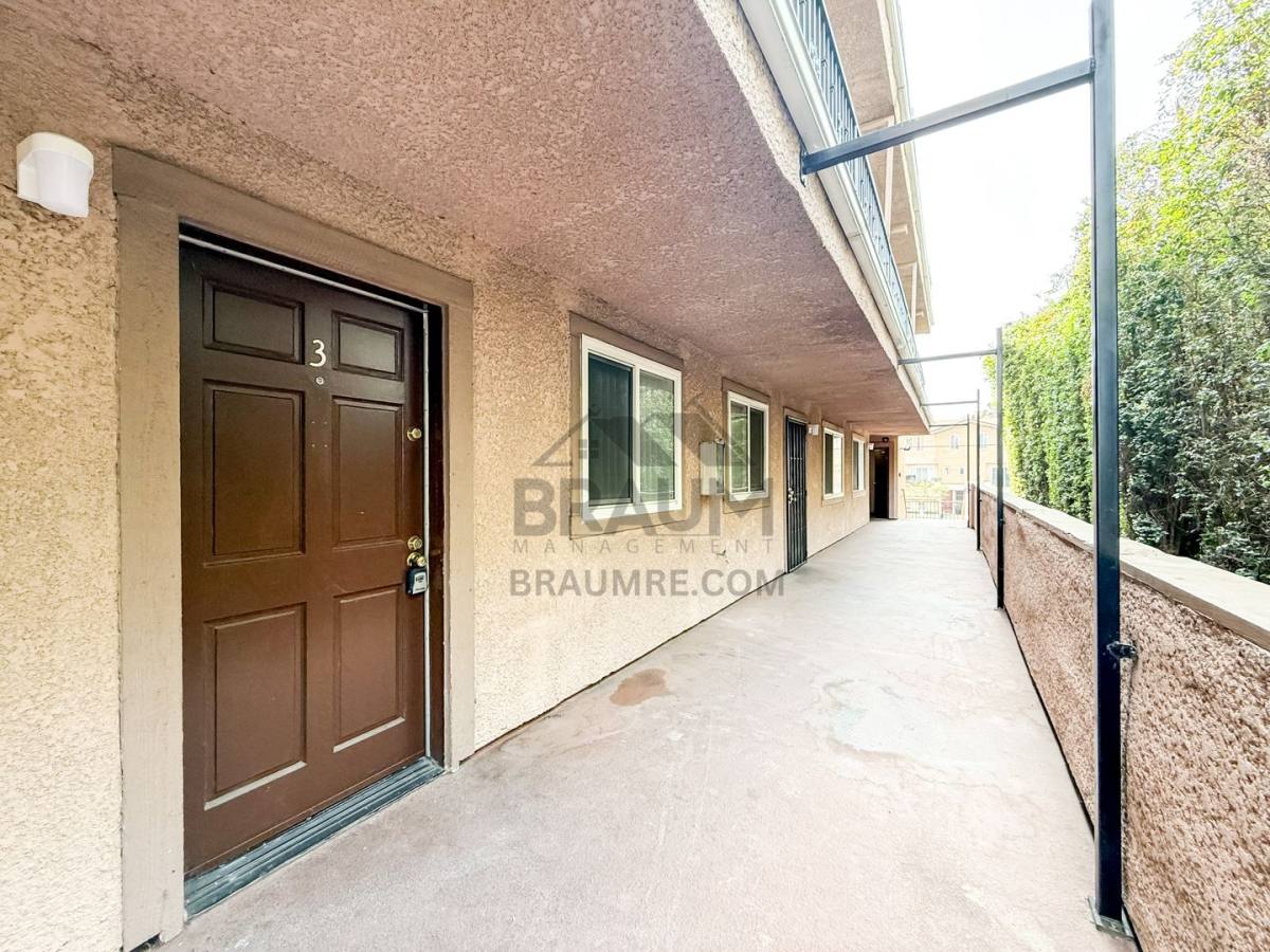 Apartment for rent at 11839 Burbank Blvd, Valley Village, CA 91607