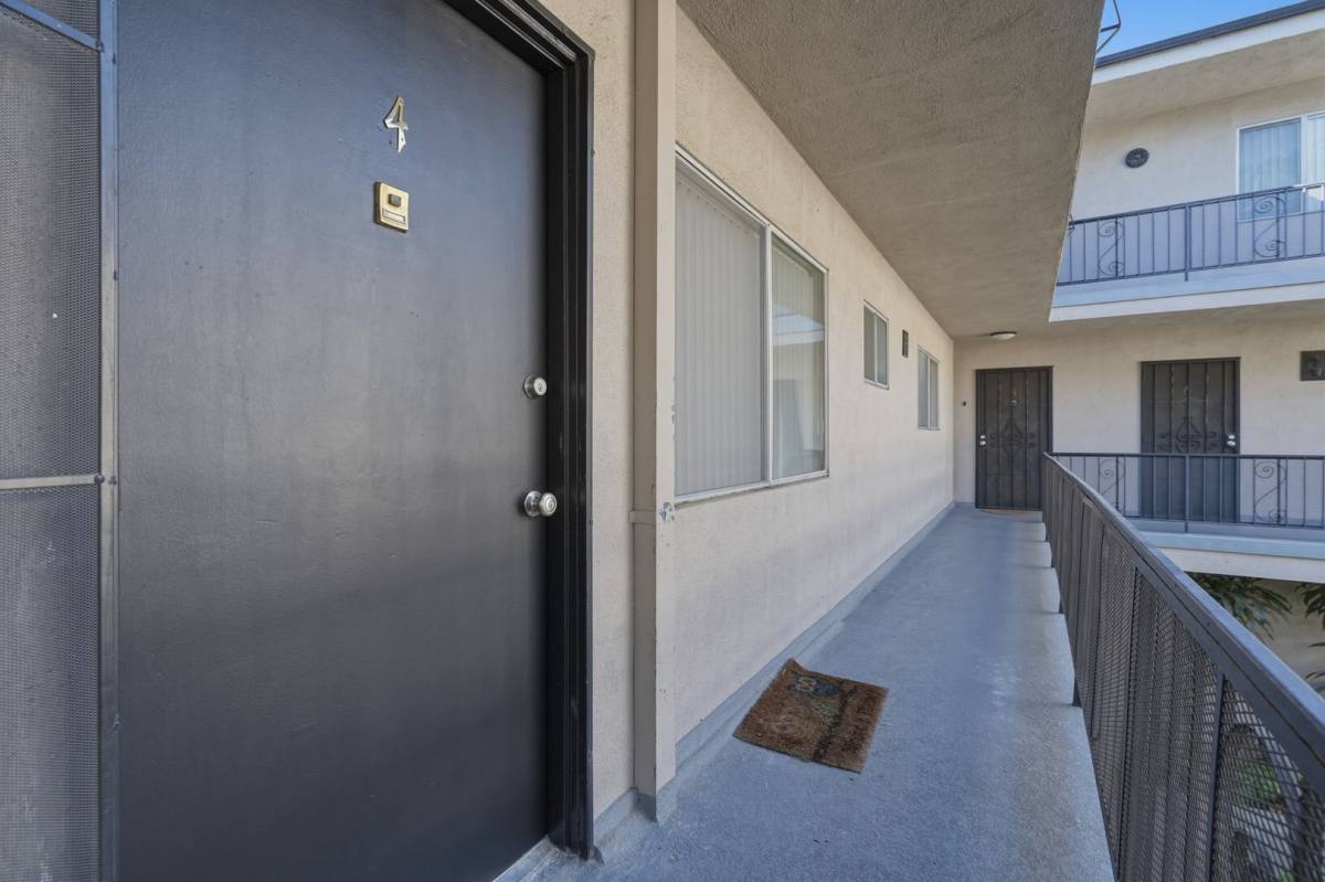 Apartment for rent at 3869 Tilden Ave, Culver City, CA 90232