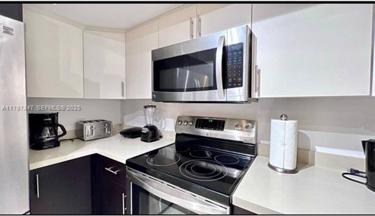 Apartment for rent at 19701 E Country Club Dr, Miami, FL 33180