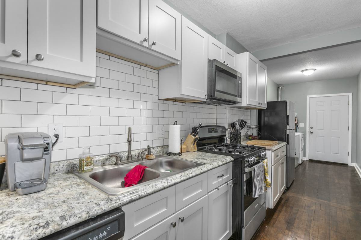 Apartment for rent at 302 W 34th St #1E, Kansas City, MO 64111