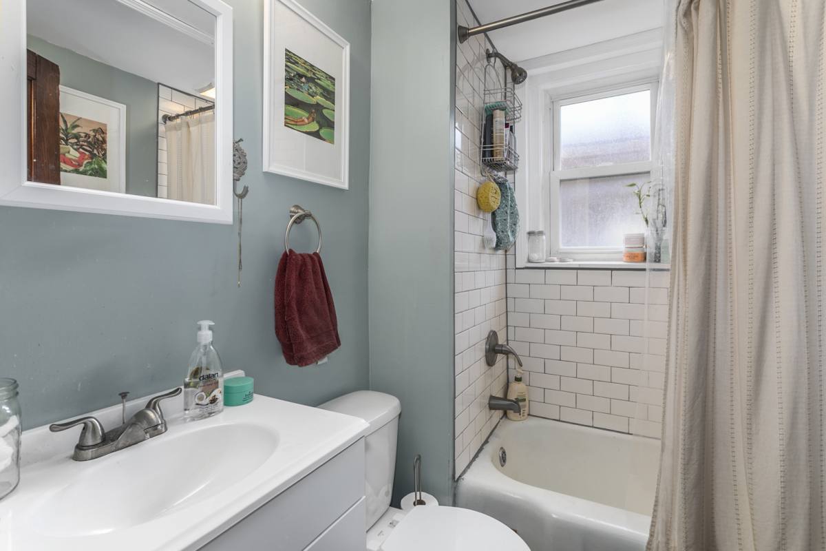 Apartment for rent at 302 W 34th St #1E, Kansas City, MO 64111