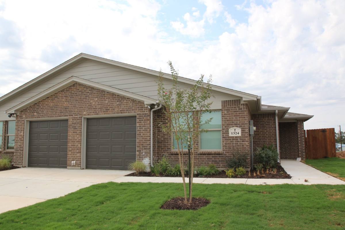 Apartment for rent at 1324-1328 White Sand Dr, Azle, TX 76020