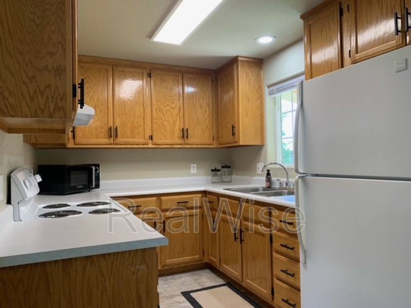 House for rent at 926 1 2 SW Greenwood Ave, Grants Pass, OR 97526