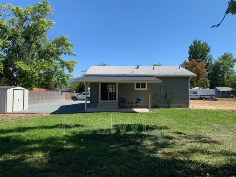 House for rent at 926 1 2 SW Greenwood Ave, Grants Pass, OR 97526