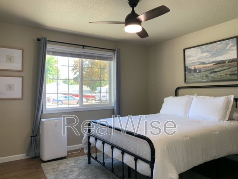 House for rent at 926 1 2 SW Greenwood Ave, Grants Pass, OR 97526