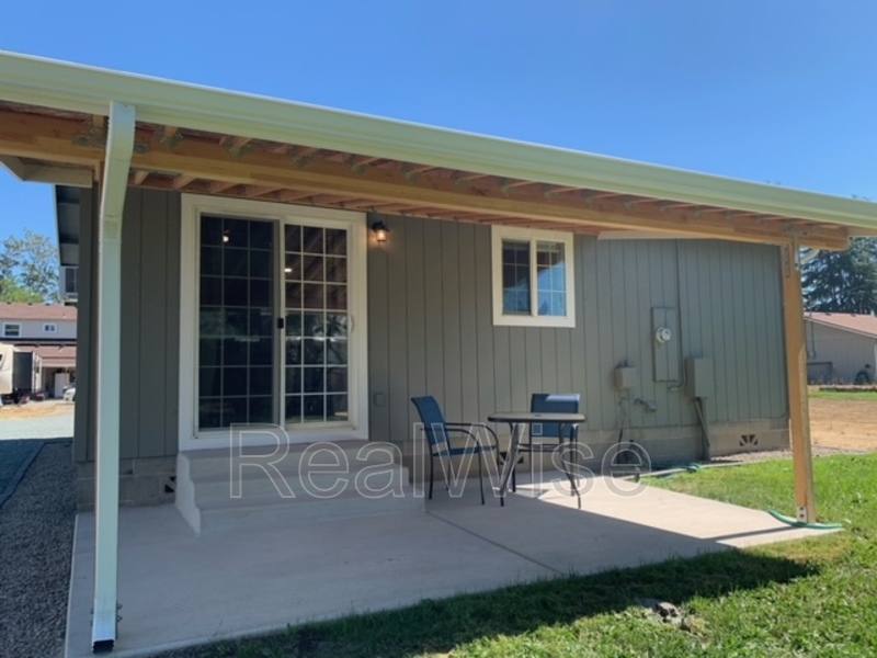 House for rent at 926 1 2 SW Greenwood Ave, Grants Pass, OR 97526