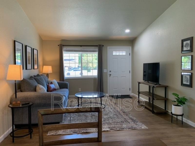 House for rent at 926 1 2 SW Greenwood Ave, Grants Pass, OR 97526