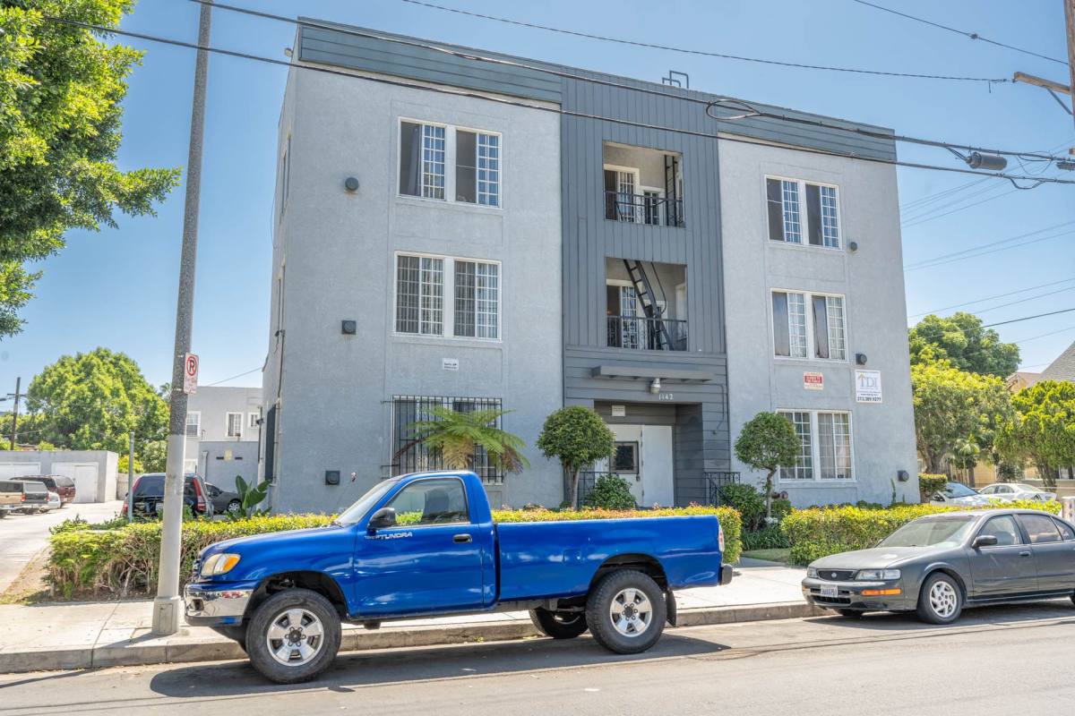 Apartment for rent at 1142 W 17th St, Los Angeles, CA 90015