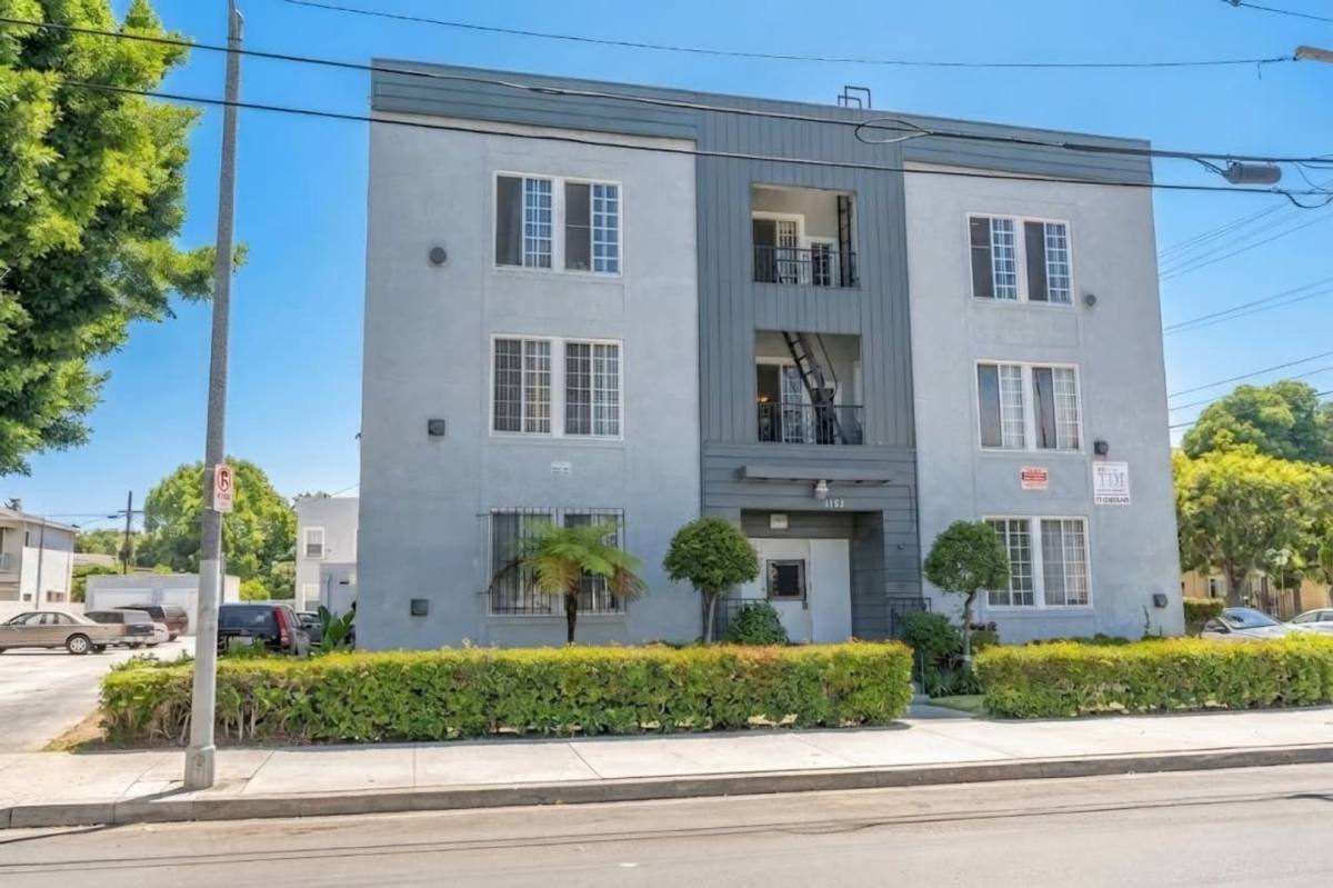 Apartment for rent at 1142 W 17th St, Los Angeles, CA 90015