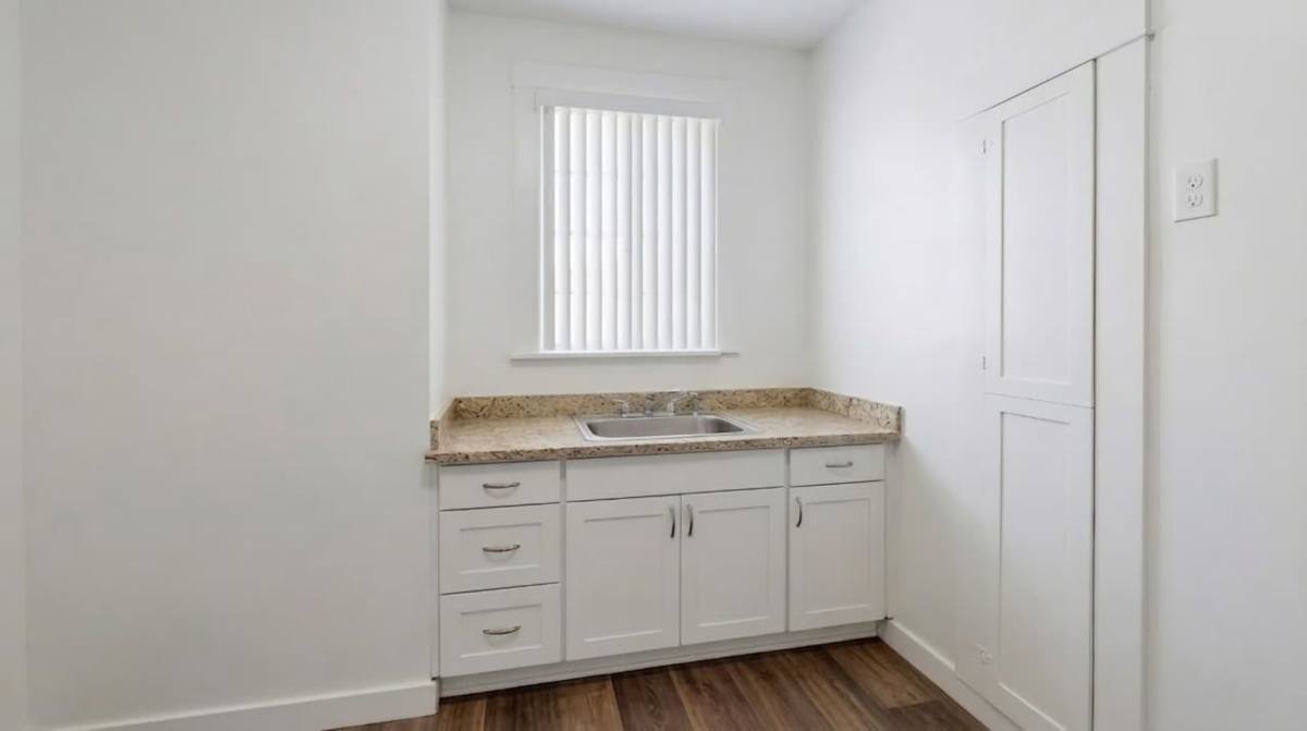 Apartment for rent at 1142 W 17th St, Los Angeles, CA 90015