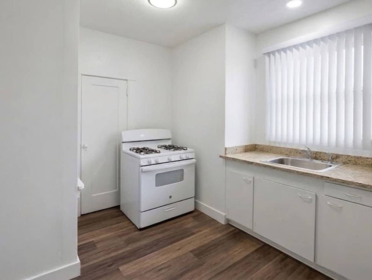 Apartment for rent at 1142 W 17th St, Los Angeles, CA 90015