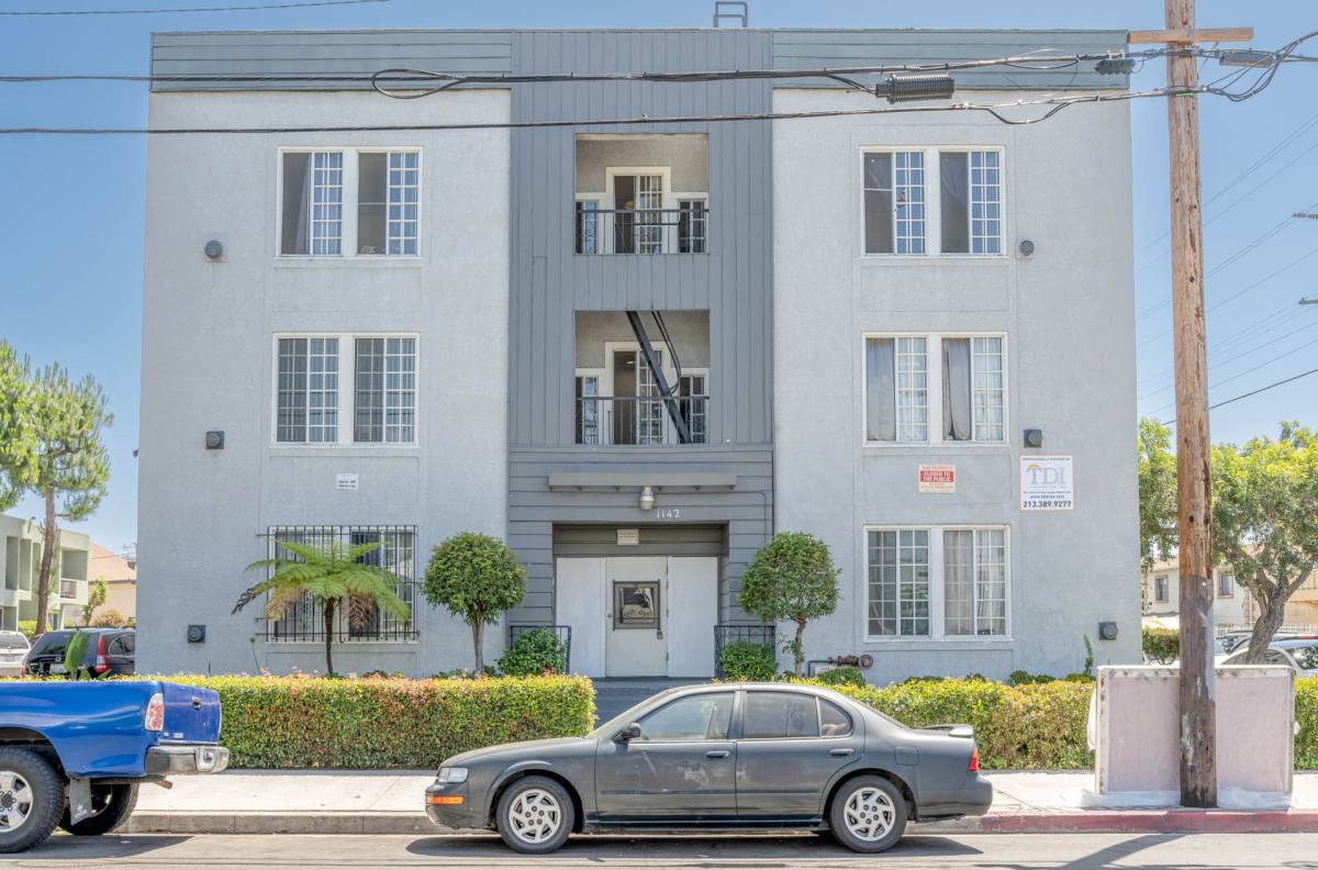 Apartment for rent at 1142 W 17th St, Los Angeles, CA 90015