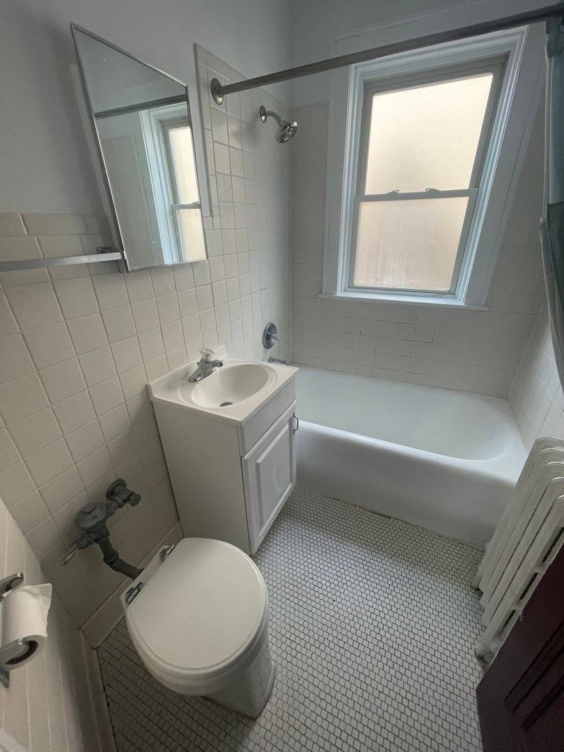 Apartment for rent at 18-24 NW Highway, Arlington Heights, IL 60004