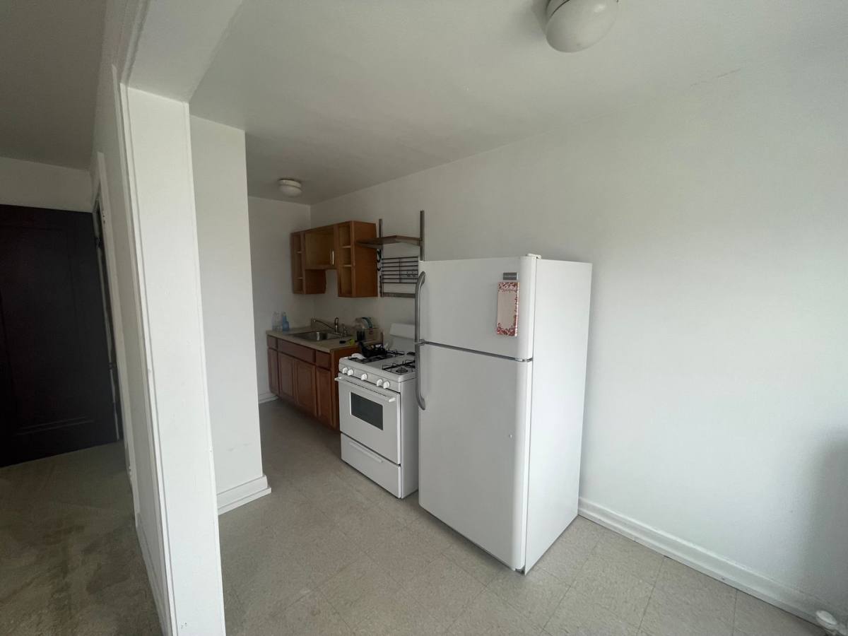 Apartment for rent at 18-24 NW Highway, Arlington Heights, IL 60004