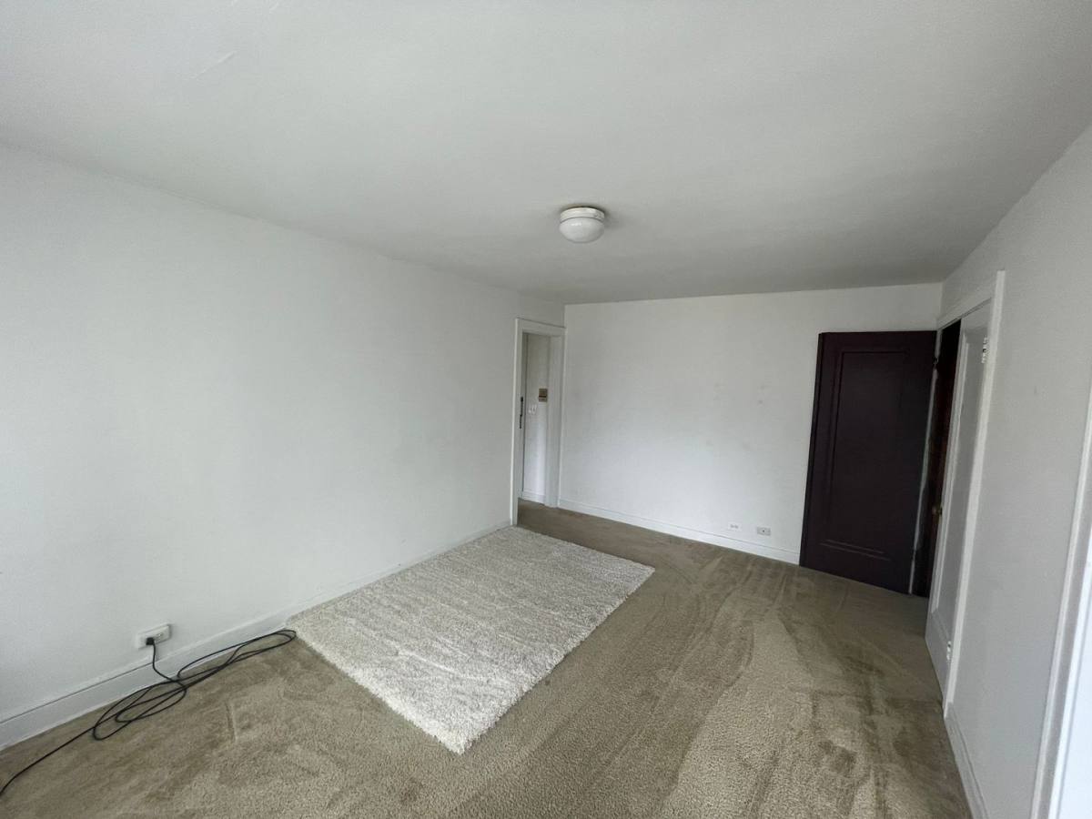 Apartment for rent at 18-24 NW Highway, Arlington Heights, IL 60004