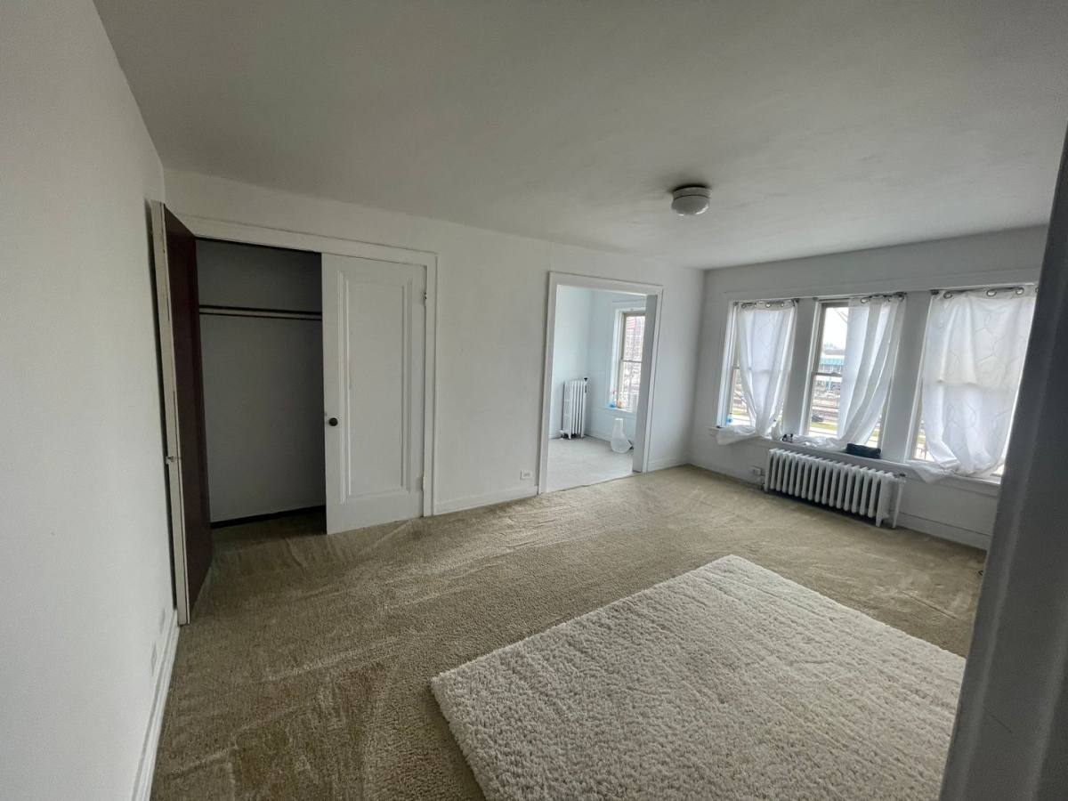 Apartment for rent at 18-24 NW Highway, Arlington Heights, IL 60004