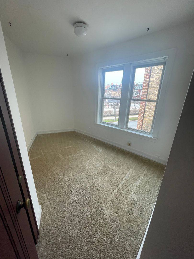Apartment for rent at 18-24 NW Highway, Arlington Heights, IL 60004