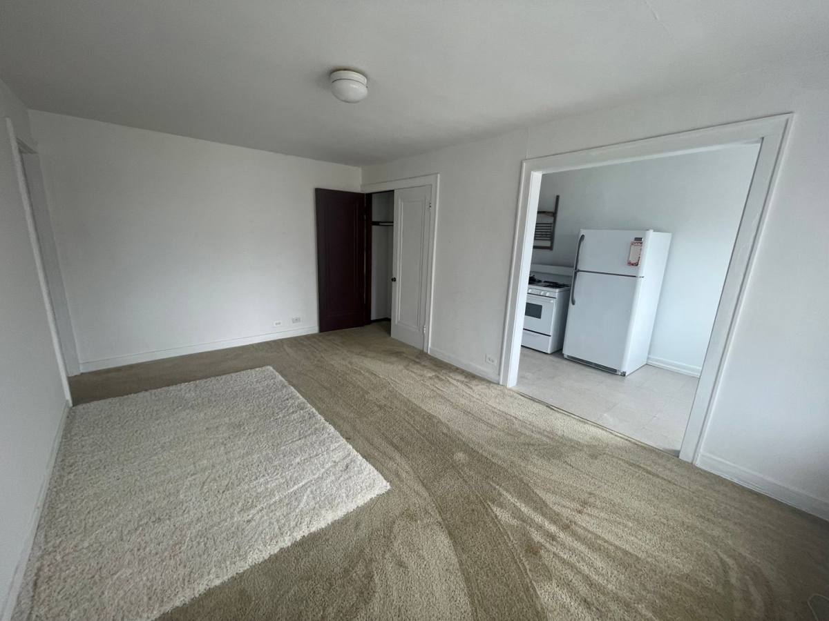 Apartment for rent at 18-24 NW Highway, Arlington Heights, IL 60004