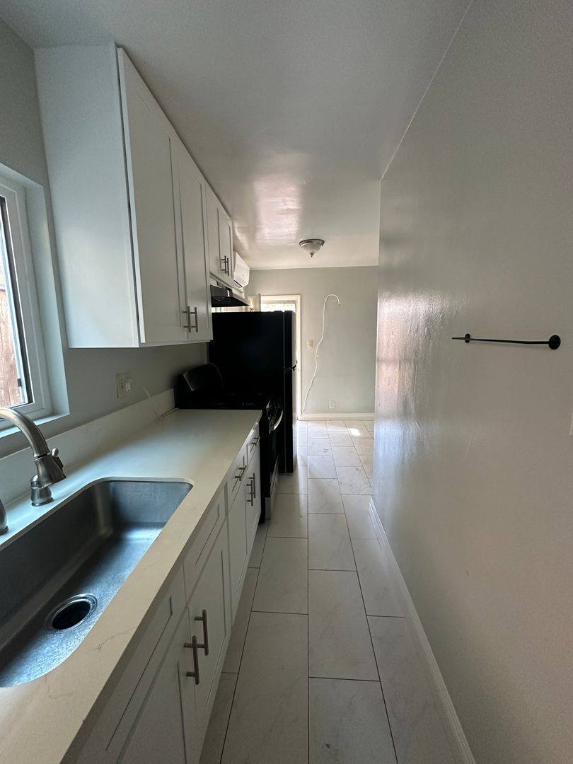 Apartment for rent at 285 N Holliston Ave, Pasadena, CA 91106