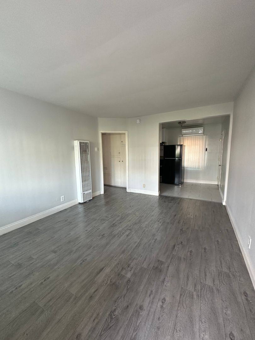 Apartment for rent at 285 N Holliston Ave, Pasadena, CA 91106