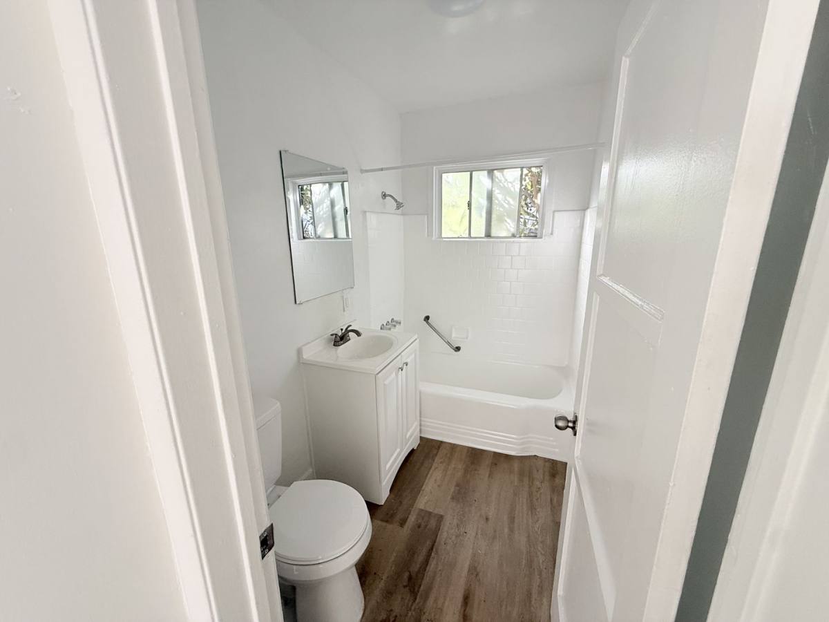 Apartment for rent at 1215 S Fairfax Ave, Los Angeles, CA 90019