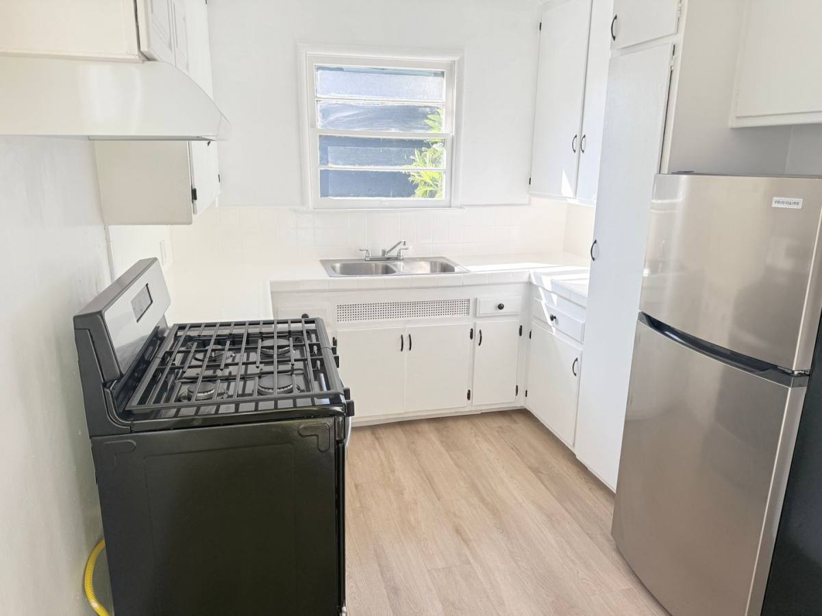 Apartment for rent at 1215 S Fairfax Ave, Los Angeles, CA 90019