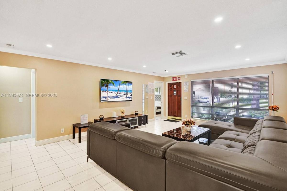 House for rent at 947 Washington St, Hollywood, FL 33019