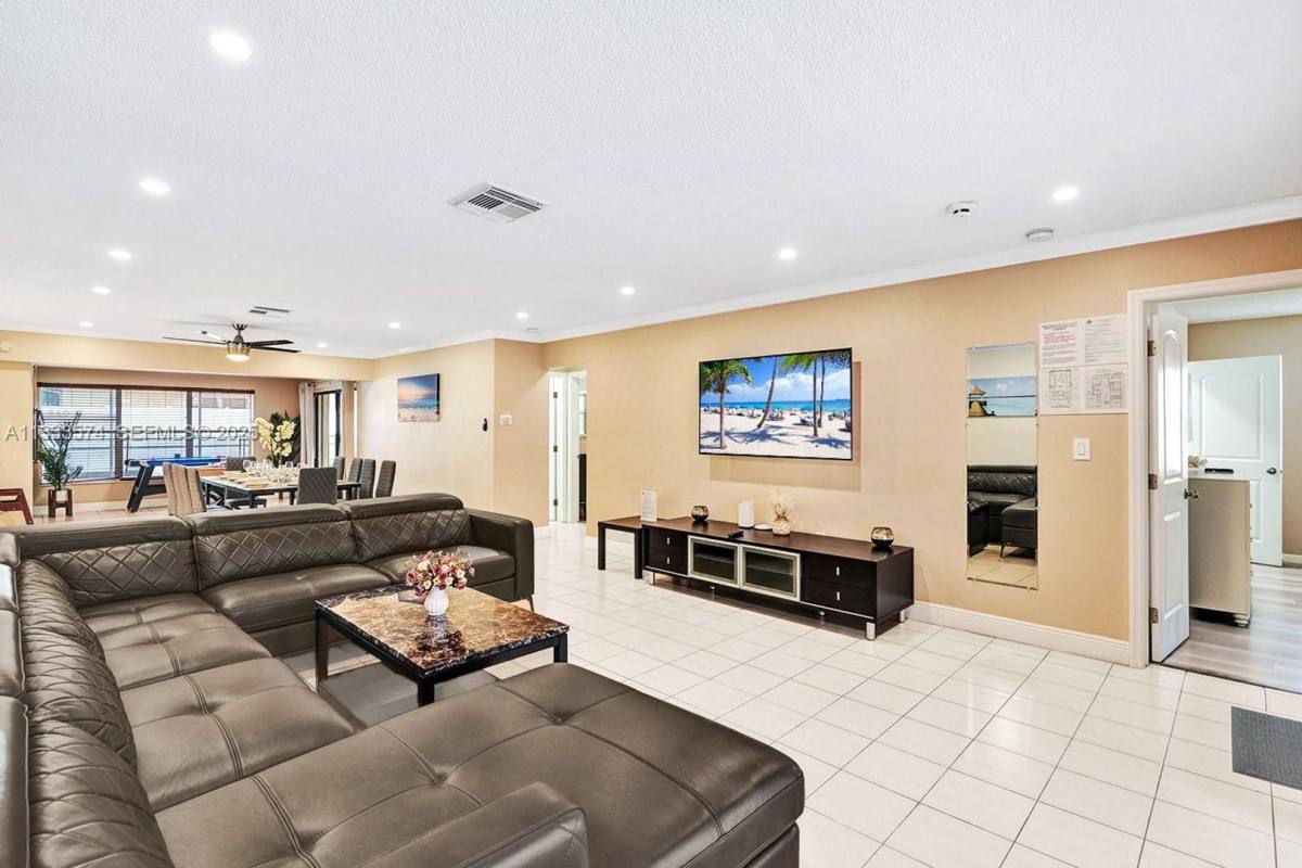 House for rent at 947 Washington St, Hollywood, FL 33019
