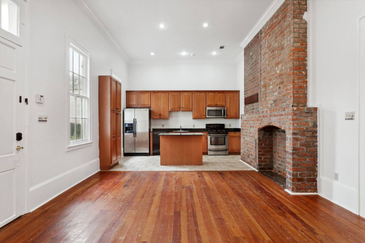 Apartment for rent at 1552 Magazine St, New Orleans, LA 70130