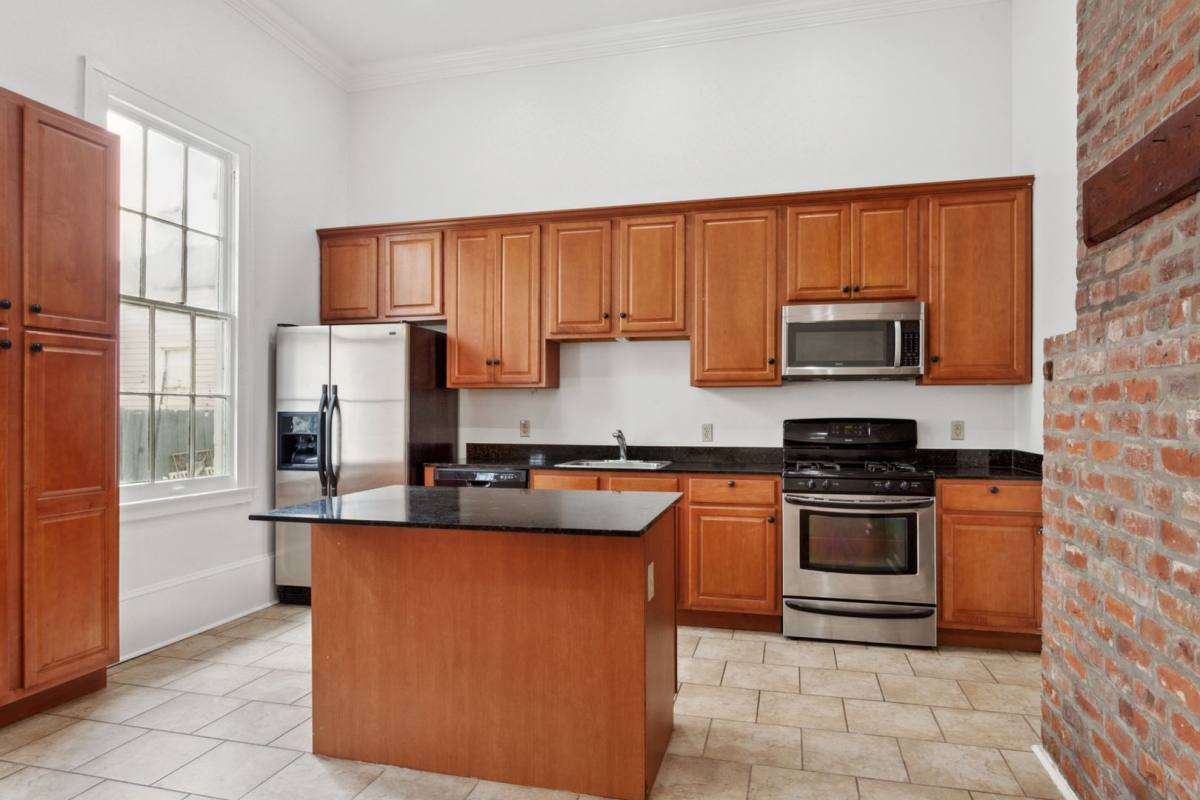 Apartment for rent at 1552 Magazine St, New Orleans, LA 70130