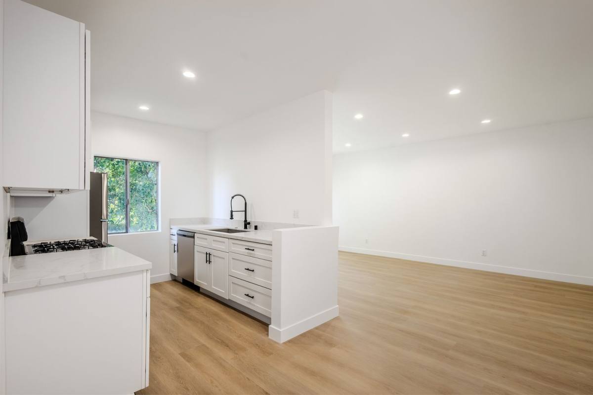 Apartment for rent at 4639 W 17th St, Los Angeles, CA 90019