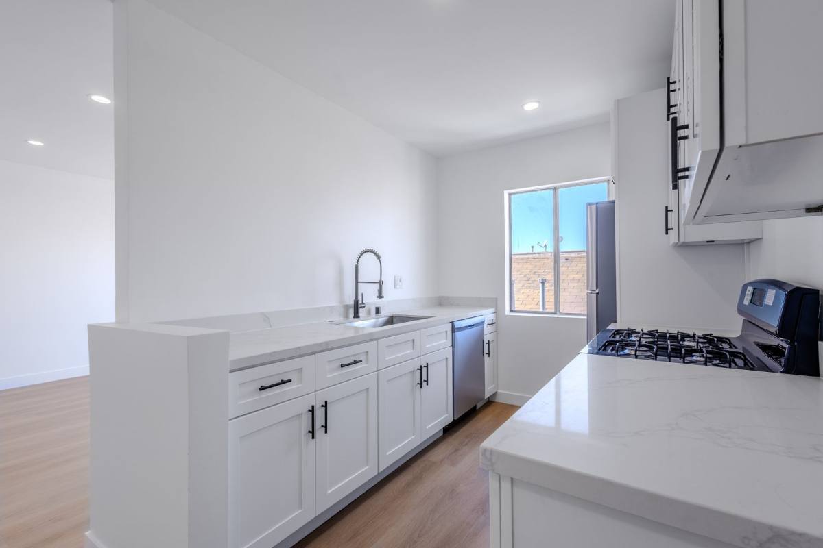 Apartment for rent at 4639 W 17th St, Los Angeles, CA 90019
