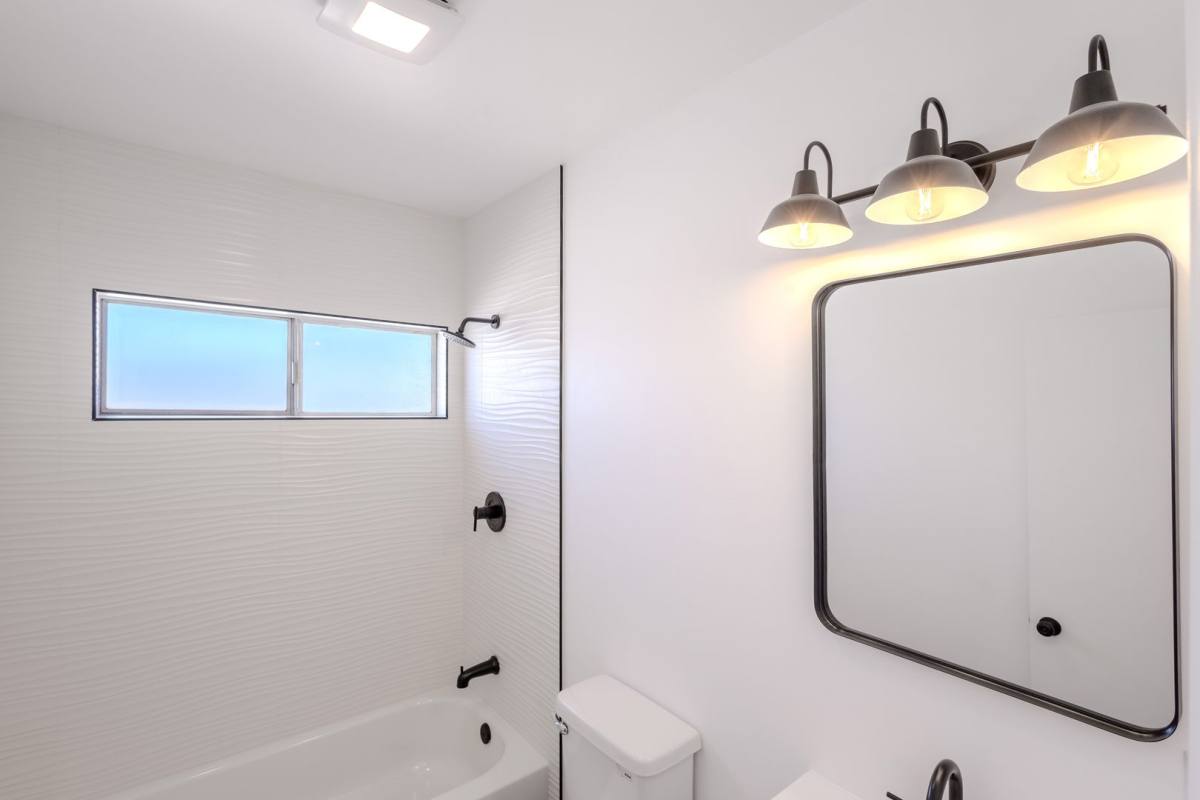 Apartment for rent at 4639 W 17th St, Los Angeles, CA 90019