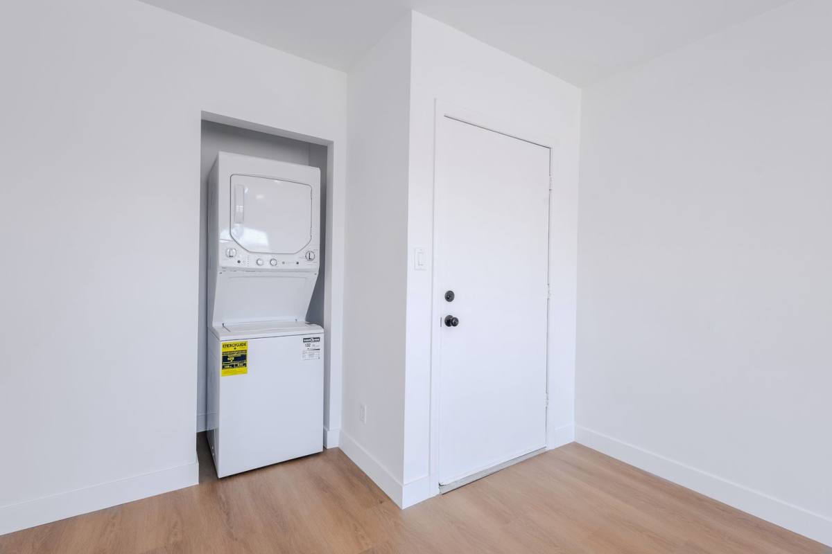 Apartment for rent at 4639 W 17th St, Los Angeles, CA 90019