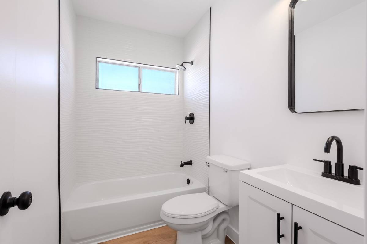 Apartment for rent at 4639 W 17th St, Los Angeles, CA 90019