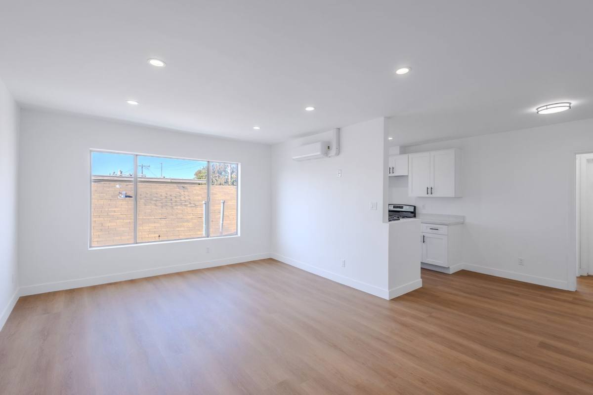 Apartment for rent at 4639 W 17th St, Los Angeles, CA 90019