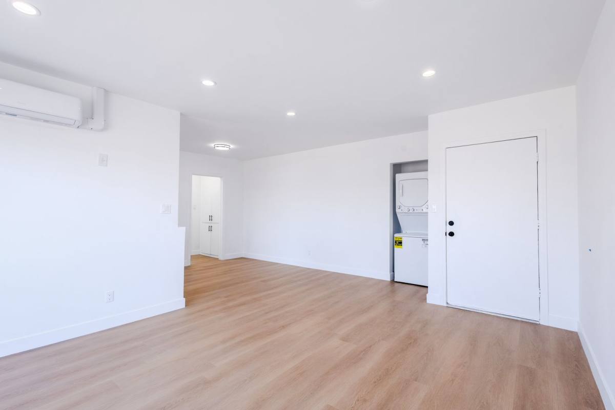 Apartment for rent at 4639 W 17th St, Los Angeles, CA 90019